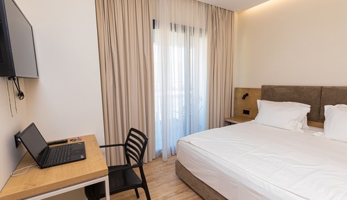 Chambre Double, vue partielle sur la mer