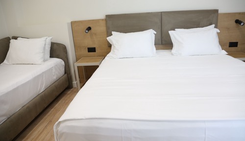 Chambre Triple, vue partielle sur la mer
