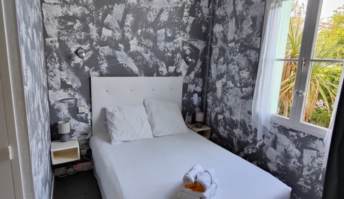 Chambre Triple Supérieure, balcon, vue partielle sur l'océan