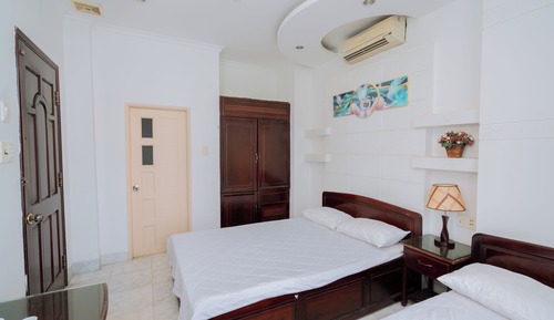 Chambre Quadruple Familiale, baignoire, vue ville