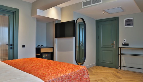 Chambre Confort, 1 très grand lit, vue ville