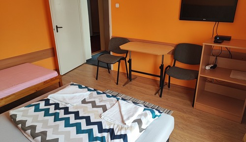 Chambre, plusieurs lits, salle de bains privée