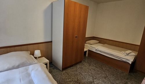 Chambre avec lits jumeaux, salle de bains commune, vue cour intérieure (Budget Zwei-Bett-Zimmer)