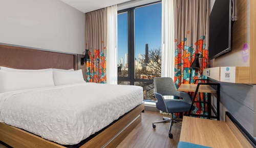 Chambre, 1 très grand lit, accessible aux personnes à mobilité réduite (Hearing)