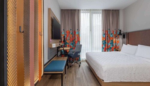 Chambre, 1 très grand lit (Roll-In Shower Mobility & Hearing)