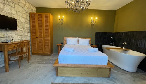 Chambre Exclusive, baignoire, vue piscine