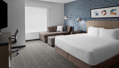 Chambre, 1 très grand lit, accessible aux personnes à mobilité réduite (Den, Roll-in Shower)