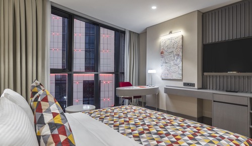 Chambre Standard, 1 très grand lit, vue ville