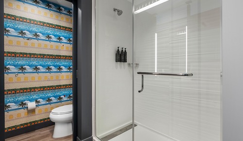 Chambre, 1 très grand lit, non-fumeurs, balcon (Mobility Accessible, Tub)