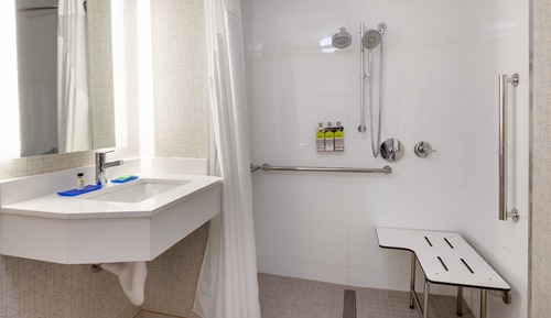 Chambre Standard, 2 lits doubles (Communications, Roll-In Shower)