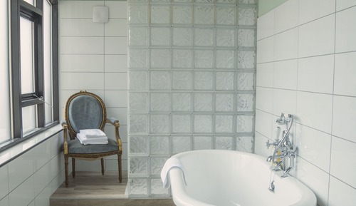 Chambre Double Supérieure, salle de bains attenante, vue cour intérieure
