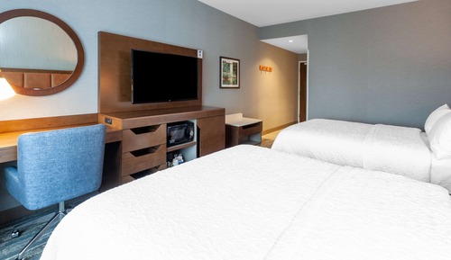 Chambre, 2 grands lits, réfrigérateur et four à micro-ondes