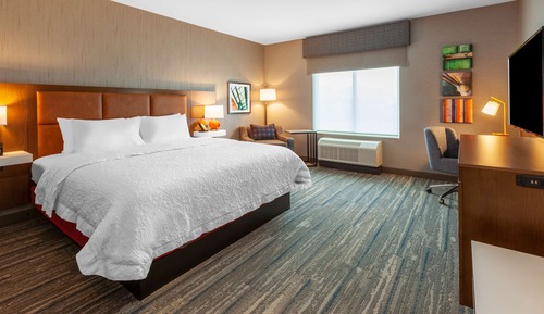 Chambre, 1 très grand lit, accessible aux personnes à mobilité réduite (Mobility & Hearing)