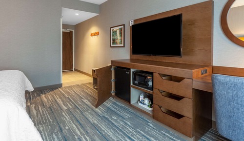 Chambre, 1 très grand lit, réfrigérateur et four à micro-ondes