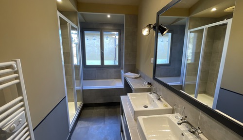 Chambre Double Deluxe, salle de bains attenante, vue jardin