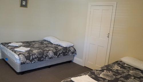 Chambre Quadruple Familiale, salle de bains commune