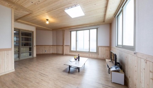 Room (Pear Flower)