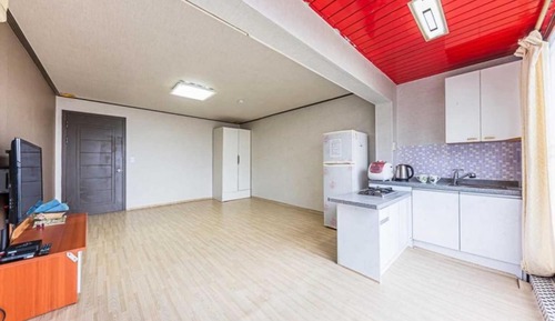 Room (Room 105)