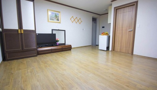 Room (Ivy Room 1)