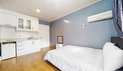 Room (Room 102)