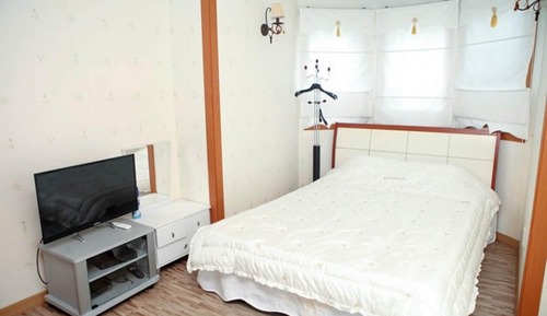 Room (Room 102)