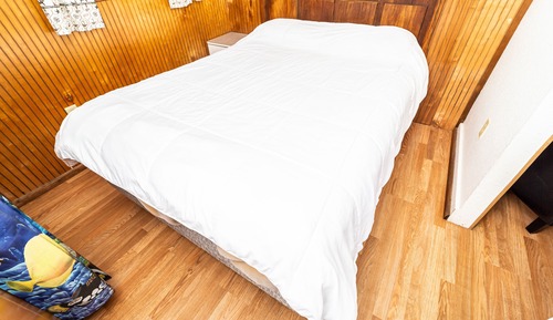 Cabane Économique, 1 grand lit, vue mer