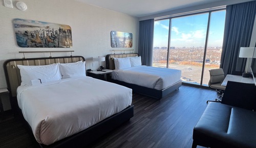 Chambre, 2 grands lits, vue ville