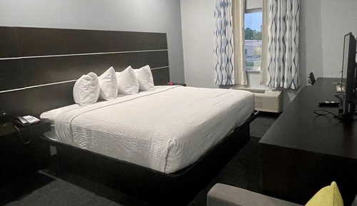 Chambre, 1 très grand lit, accessible aux personnes à mobilité réduite (Mobility/Hearing,efficiency)