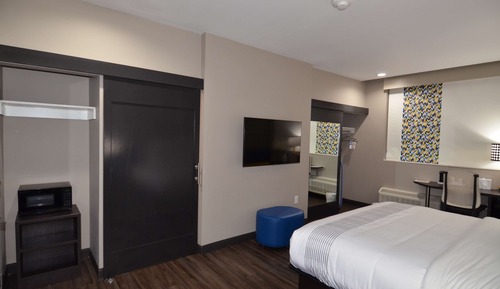 Chambre Standard, 1 très grand lit, non-fumeurs, réfrigérateur et four à micro-ondes
