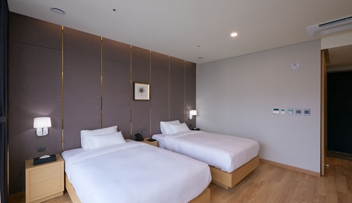 Chambre avec lits jumeaux, salle de bains privée