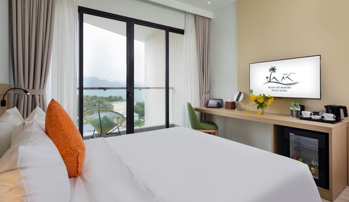 Chambre Double, terrasse, vue partielle sur la mer