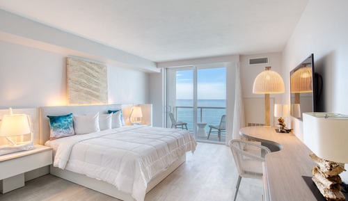 Chambre, 1 très grand lit, en front de mer