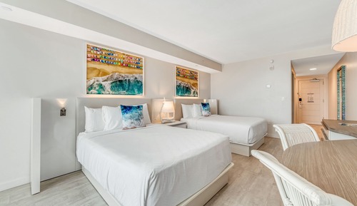 Chambre, 2 grands lits, vue ville