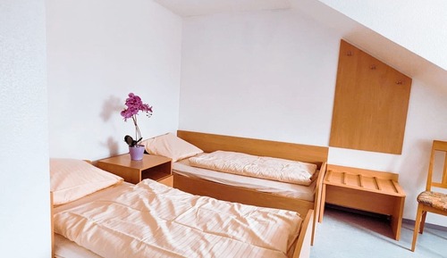 Chambre avec lits jumeaux, salle de bains privée, vue cour intérieure