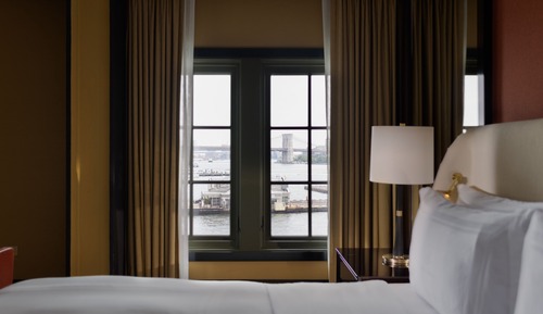 Suite Junior, vue fleuve, en angle (City View)