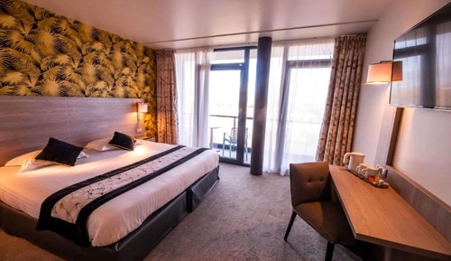 Chambre Supérieure, 1 très grand lit, non-fumeurs, balcon