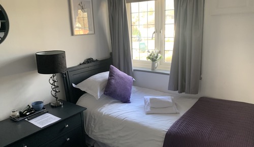 Chambre Simple, salle de bains attenante