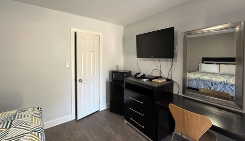 Chambre Deluxe, 1 très grand lit, fumeurs, réfrigérateur et four à micro-ondes