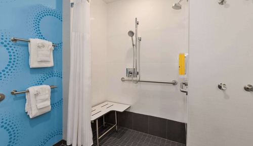 Chambre, 2 grands lits, accessible aux personnes à mobilité réduite (Roll-In Shower)