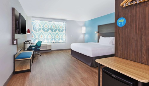 Chambre, 1 très grand lit, accessible aux personnes à mobilité réduite (Roll-In Shower)