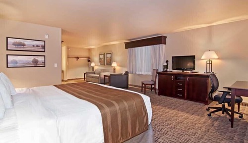 Chambre Standard, 1 très grand lit, plusieurs vues (1 King Bed 1 Room Suite Non Smoking)