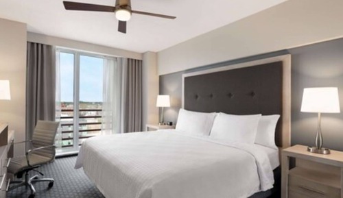 Suite avec 1 chambre, 1 très grand lit king-size et 1 canapé-lit, Non-fumeurs.