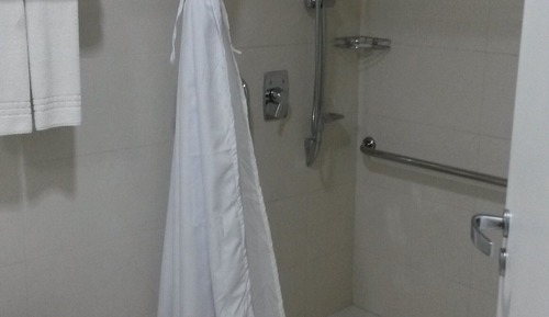 Chambre Standard, 1 très grand lit, baignoire accessible aux personnes à mobilité réduite
