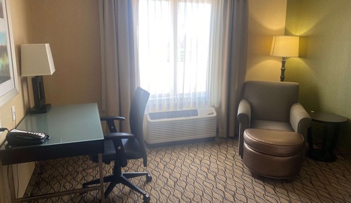 Chambre, 1 très grand lit, non-fumeurs, rez-de-chaussée