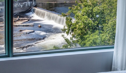 Chambre Confort, 2 grands lits, vue sur la rivière