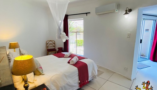 Chambre Standard, 1 grand lit, salle de bains attenante, vue jardin