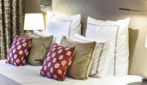 Chambre Standard, 1 très grand lit, balcon