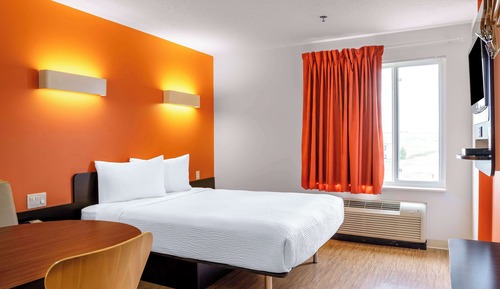 Chambre Standard, 1 grand lit, non-fumeurs, réfrigérateur et four à micro-ondes