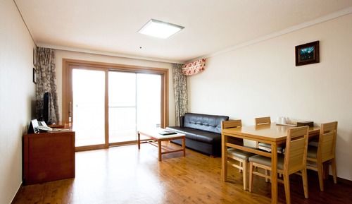 [All-In PKG] Suite(cooking/standard/bed)-Brunch for2+Sports Center for2(sauna+gym+pool)+1 pizza