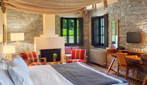 Suite Lune de Miel (with Outdoor Jacuzzi)